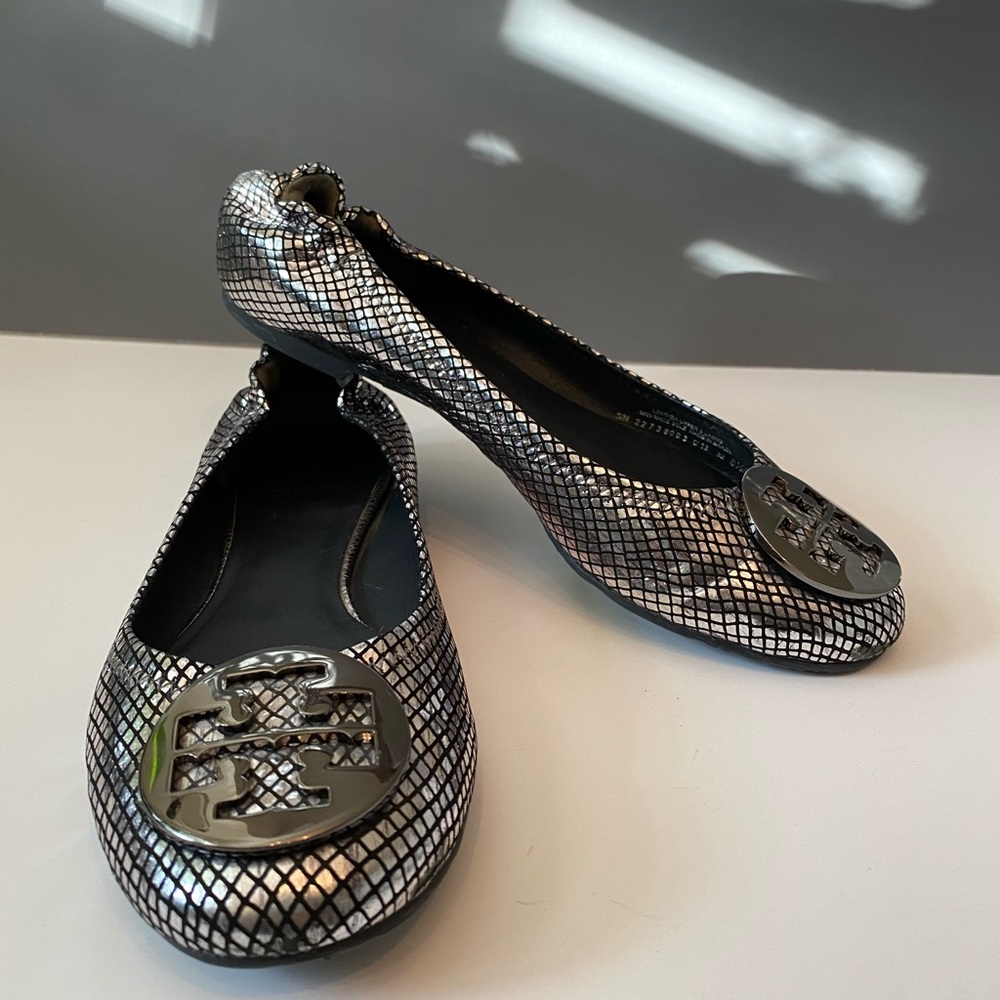 ❗️SOLD❗️Tory Burch silver/black snakeskin sz 8.5 - Picture 1 of 7